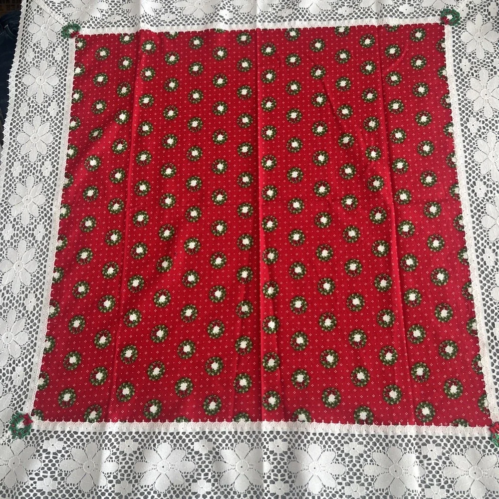 Christmas Table‎ Runner Square Lace Red Green Grannycore 27x26 Decor Vintage EUC